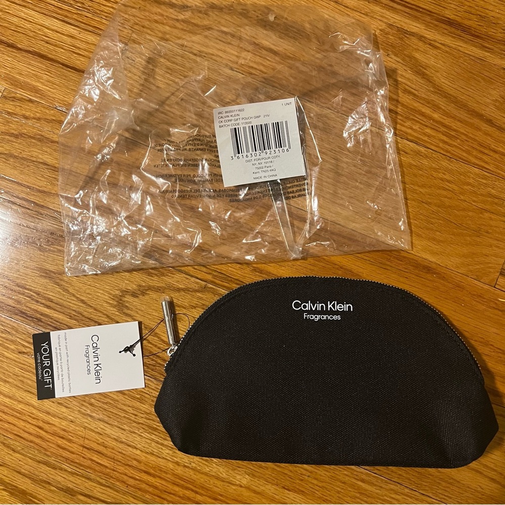 Calvin Klein Black Zip Toiletry Pouch NWT - Picture 2 of 2